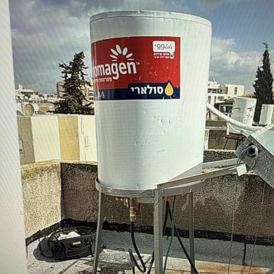 דוד שמש על גג עם מדבקת מותג סולארי