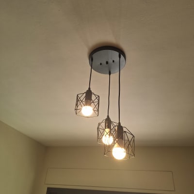 מנורות תלויות עם נורות דולקות בתקרה