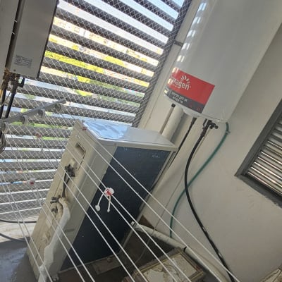 רשת למניעת כניסת יונים על חלון עם דוד שמש ומזגן