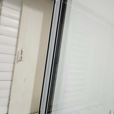 חלון עם תריסים פתוחים למחצה