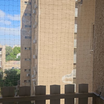רשת על מרפסת עם בניין ברקע