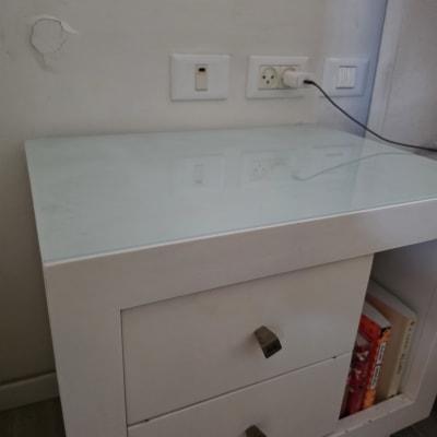 שולחן עם משטח זכוכית ושקעי חשמל