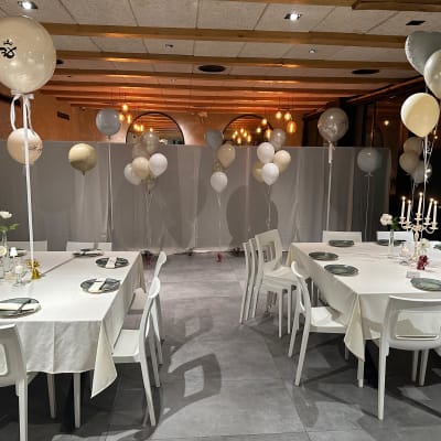 שולחנות ערוכים עם בלונים ועיצוב לאירוע