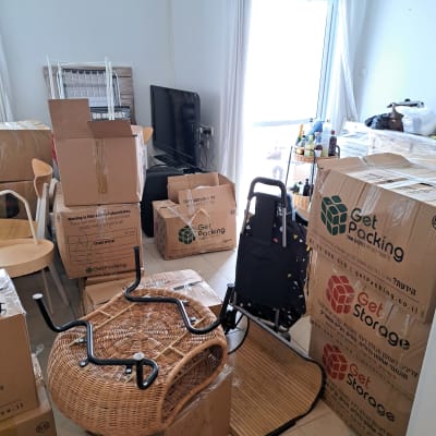 קופסאות קרטון לאריזה, עגלת קניות, כיסא הפוך