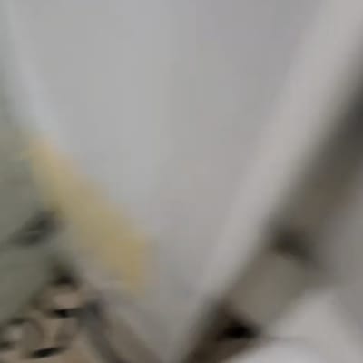 רצפה עם אריחים ודלת, קשור לאינסטלציה