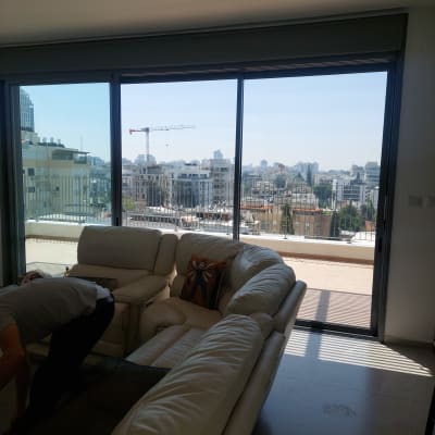 חלונות אלומיניום גדולים עם נוף עירוני