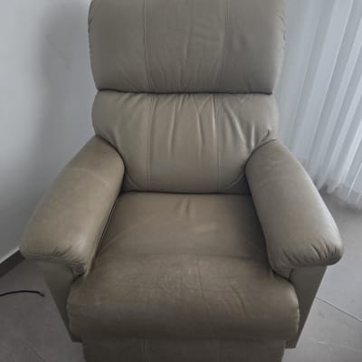 כורסה חומה עם סימני שימוש קלים