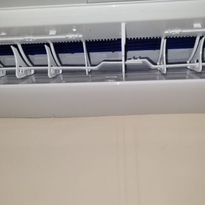 תריסי מזגן פתוחים עם חלקים פנימיים גלויים