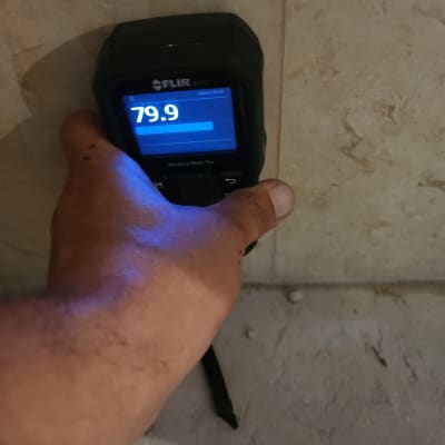 מד לחות דיגיטלי מציג קריאה על קיר