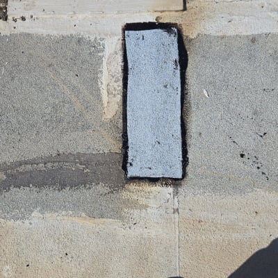 תיקון איטום על גג עם חומרי איטום