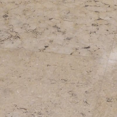 רצפת שיש עם כתמי לכלוך