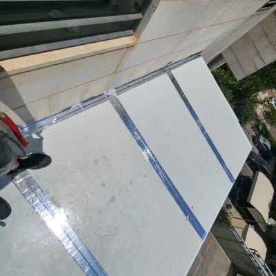 עבודת אלומיניום על גג עם פסים מבריקים