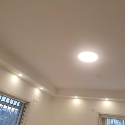 תאורה שקועה בתקרה עם נורות לד עגולות