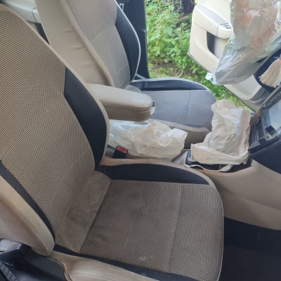 מושבי רכב עם כתמים וניירות לניקוי