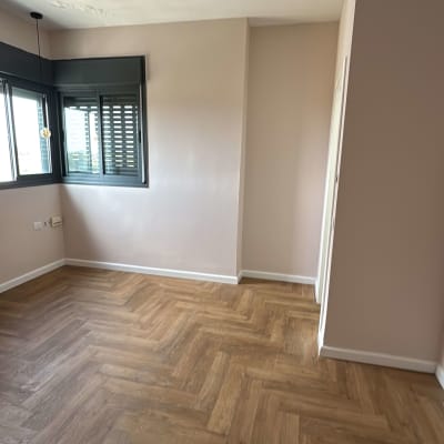 חדר עם קירות צבועים בצבע בהיר