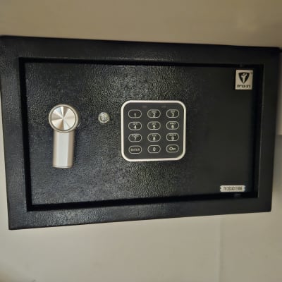 כספת עם לוח מקשים ומנעול ידית כסופה