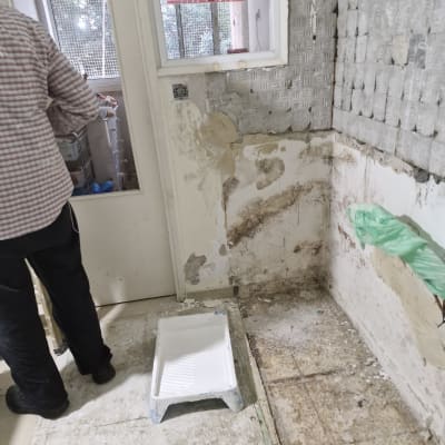 קיר מתקלף, מגש צבע, רצפה חשופה, חלון פתוח