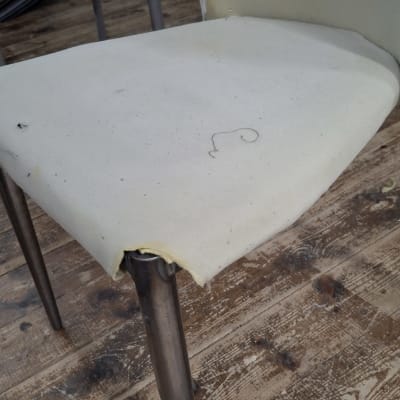 כיסא עם ריפוד חלקי על רצפת עץ