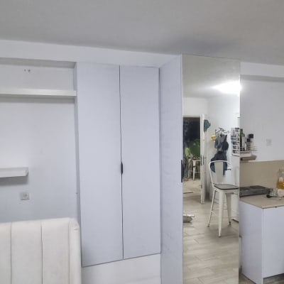 ארון בגדים עם מראה בחדר שינה