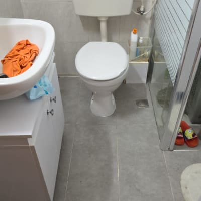 חדר אמבטיה עם אסלה, כיור ומקלחת