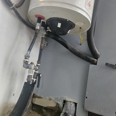 דוד חימום עם צינורות וחיבורים