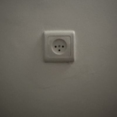 שקע חשמלי בקיר לבן