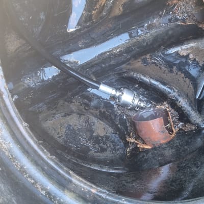 צינור ואביזר מתכת בתוך מיכל ריק