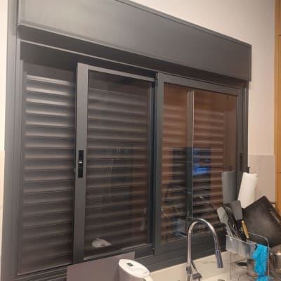 תריסים מותקנים מעל כיור במטבח