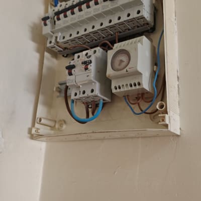 לוח חשמל עם חוטים צבעוניים ומפסקים