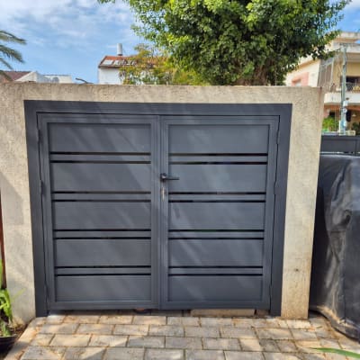 שער אלומיניום אפור עם פסים אופקיים