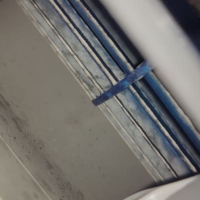 חלק פנימי של מזגן עם לכלוך ואבק