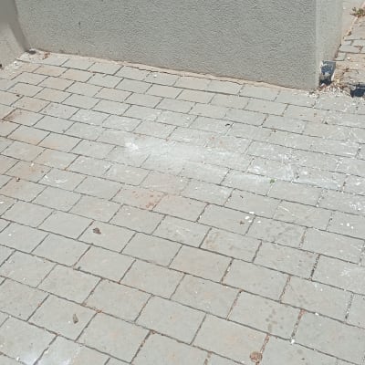 רצפת אבנים עם סימני לכלוך ולבן