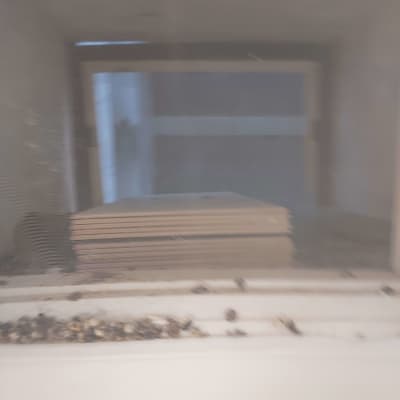 לכלוך על אדן חלון, ייתכן קשור להרחקת יונים.