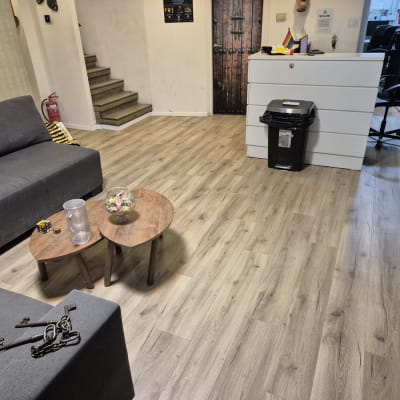 רצפת פרקט עץ בהירה בחדר עם ריהוט מודרני