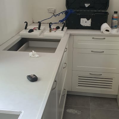 משטח שיש לבן עם כלים וציוד עבודה