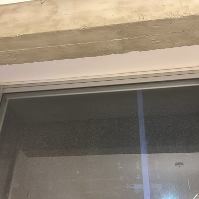 חוטי חשמל צבעוניים ליד חלון זכוכית