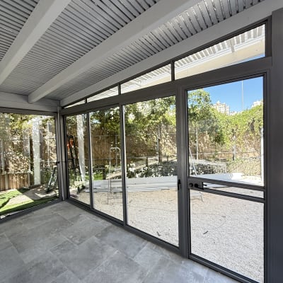 חלונות אלומיניום גדולים עם נוף לגינה