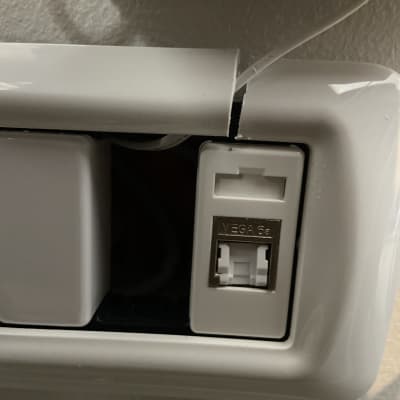 שקע רשת עם כיסוי פתוח וחוטים חשופים