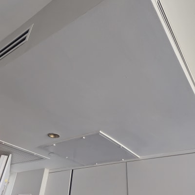 תקרת גבס עם פתחי אוורור ותאורה שקועה