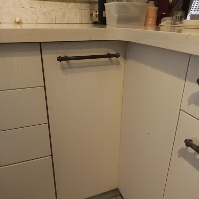 ארונות מטבח עם ידיות מתכת, משטח עבודה