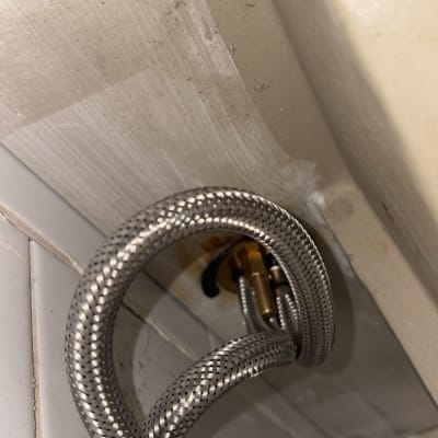 צינור מתכת מחובר לקיר, עבודה בתחום האינסטלציה