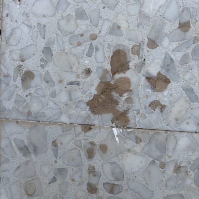 רצפה מלוכלכת עם כתמי לכלוך שונים