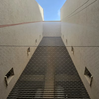 רשת למניעת כניסת יונים בין קירות בניין