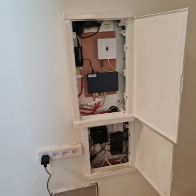 ארון תקשורת פתוח עם כבלים ומכשירים