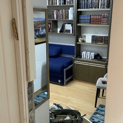 כלי עבודה ליד דלת פתוחה בתהליך שיפוץ