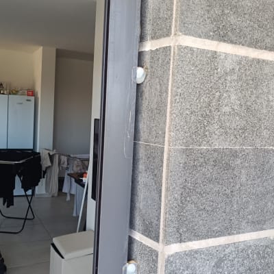 מסגרת חלון מותקנת על קיר חיצוני