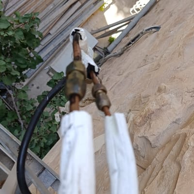 חיבור צינורות נחושת ובידוד במערכת גז של מזגן