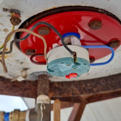 חיבורים וצנרת מתחת לדוד שמש