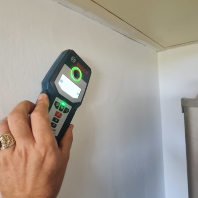 מכשיר מדידה על קיר לבן בפינת חדר