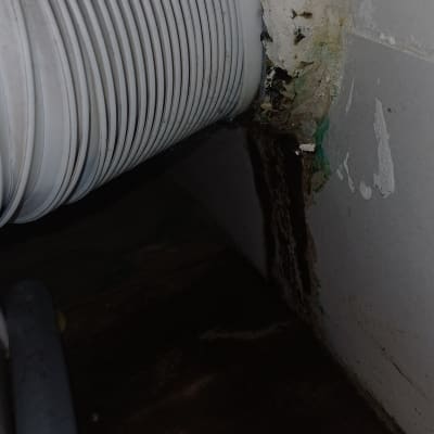 צינור עם נזילה על קיר רטוב